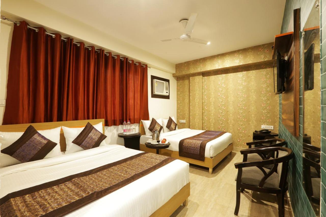 Ark Wood At Airport Hostel