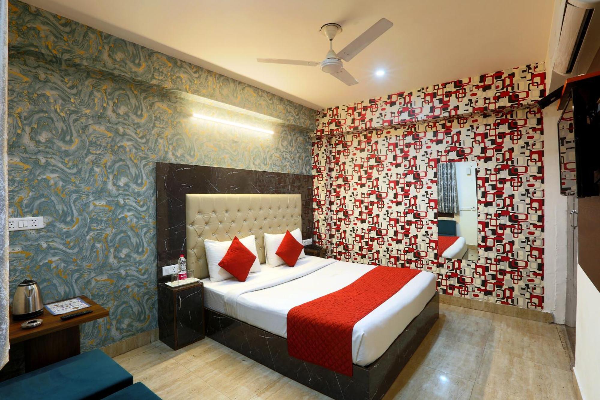Ark Wood At Airport Hostel New Delhi