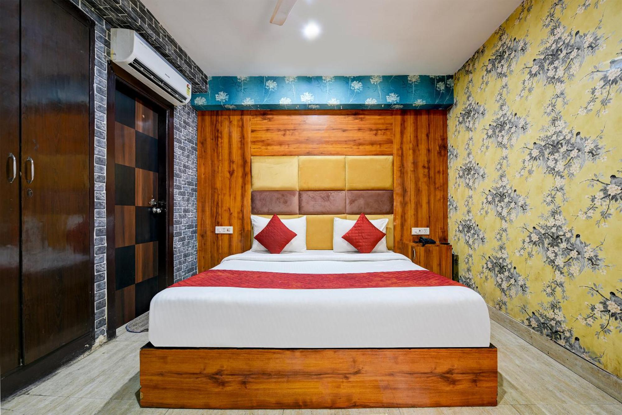 Ark Wood At Airport Hostel
